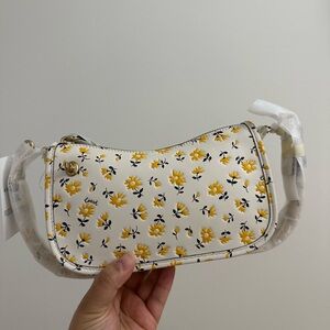 Coach Swinger 20 in White and Yellow Floral/Daises